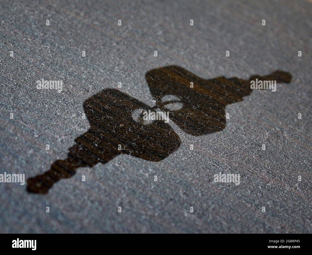 Traccia di chiavi che giacciono nella polvere nella soffitta della casa. Metafora delle due chiavi della morte e della nascita. Foto Stock