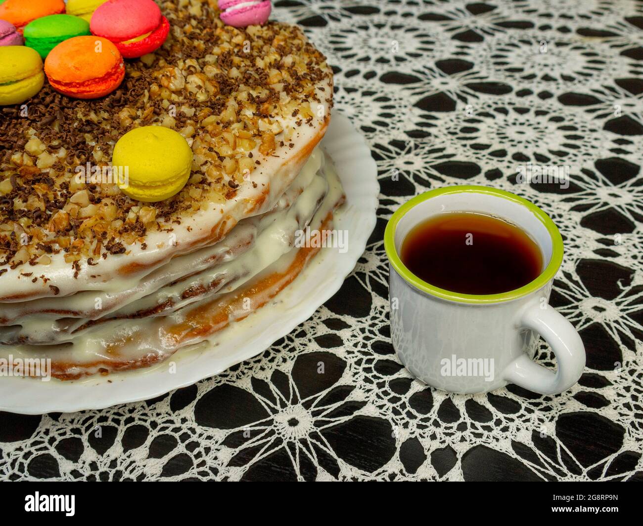 Torta fatta in casa con una tazza di tè. Il concetto di fare prodotti culinari con i membri della famiglia. Foto Stock