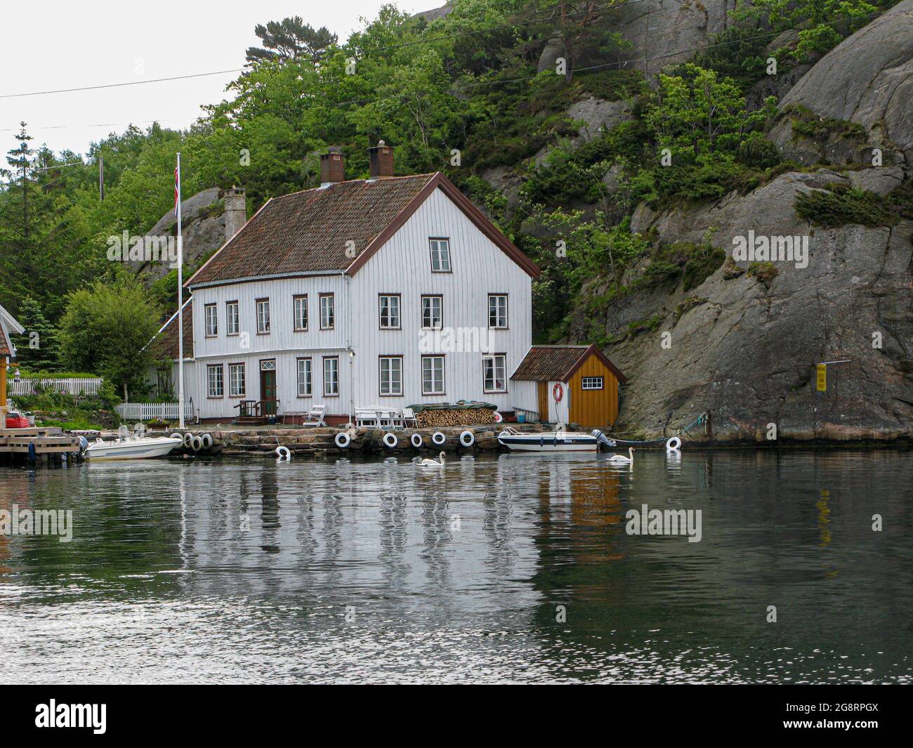 Casa solitaria sul lungofiume di un fiume di montagna. Escursioni in montagna e gite fluviali in luoghi naturali ecologicamente puliti. Foto Stock