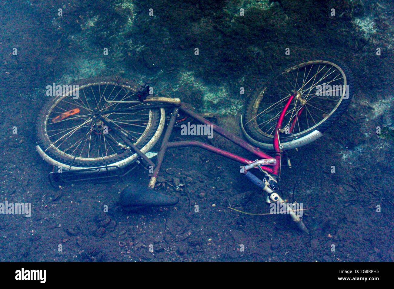 Un'antica bicicletta si trova ai piedi di un canale di Venezia. Viaggi in famiglia nei luoghi pittoreschi del nostro pianeta. Foto Stock