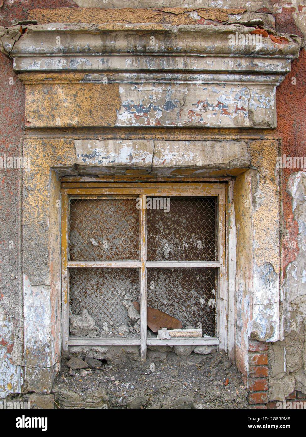 La finestra anteriore di una vecchia casa dilapida. Le rovine di edifici dei secoli passati, che contengono la storia delle città. Foto Stock