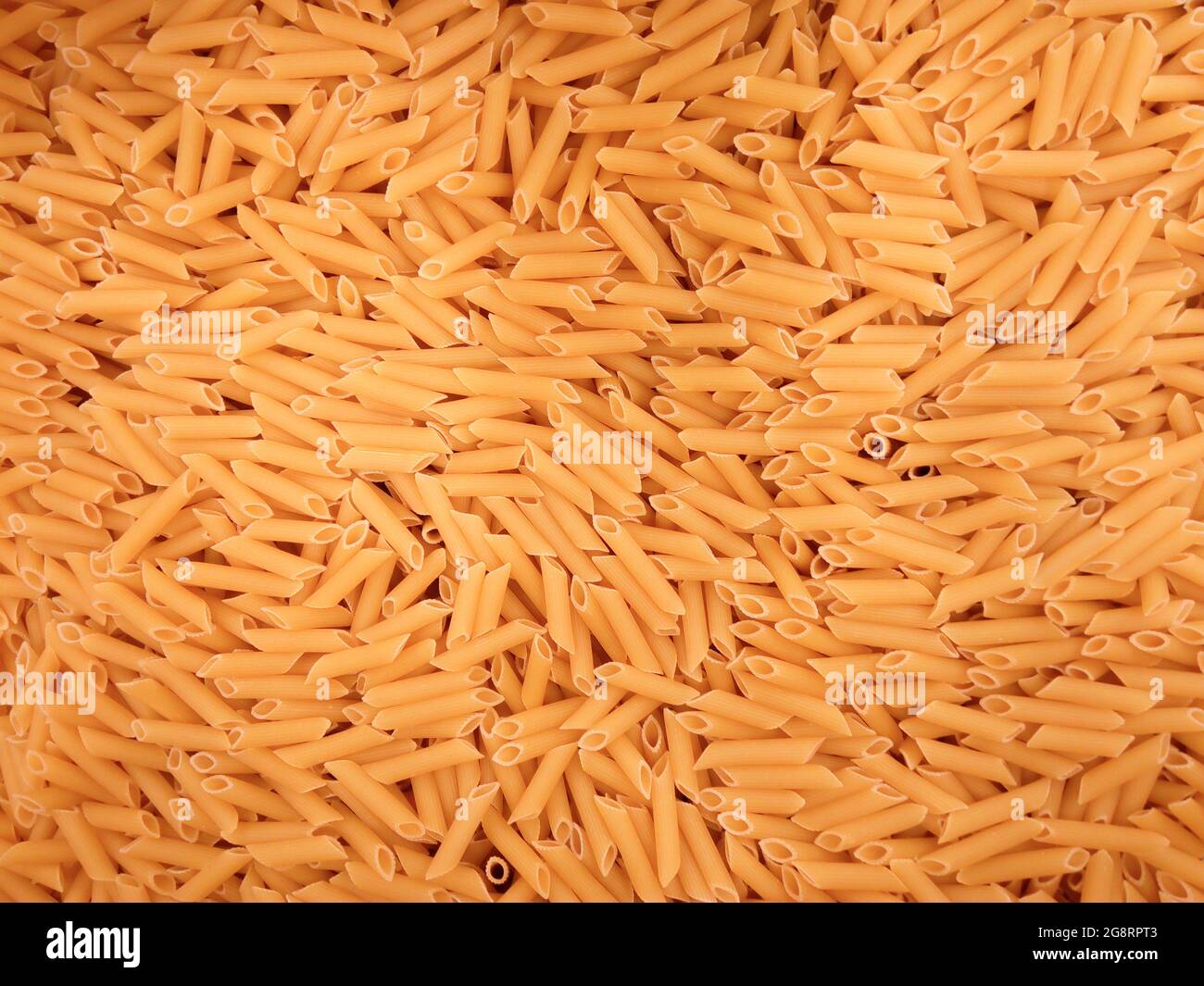 Vera pasta tradizionale italiana a base di grano duro. Cibo vegetariano gustoso e sano. Foto Stock