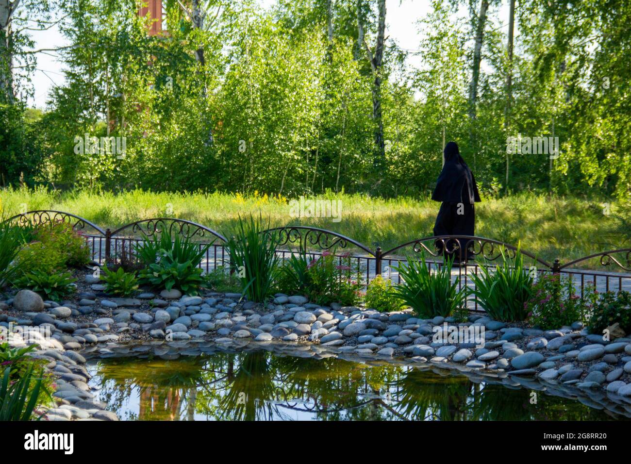 Una suora che va in chiesa al mattino per un culto divino. Foto Stock