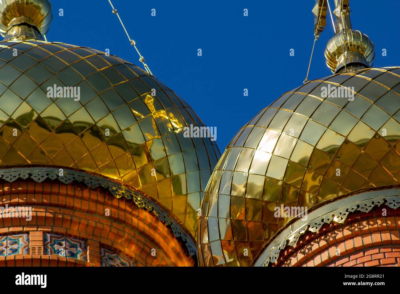 La chiesa dorata cupole contro un cielo blu. Cupole di un'istituzione religiosa. Foto Stock