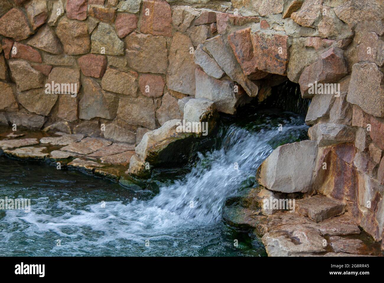 Sorgente di montagna con acqua minerale pura. Acqua ecologicamente pulita dalla sorgente Santa. Turismo ecologico in luoghi naturali vergini del mondo. Foto Stock