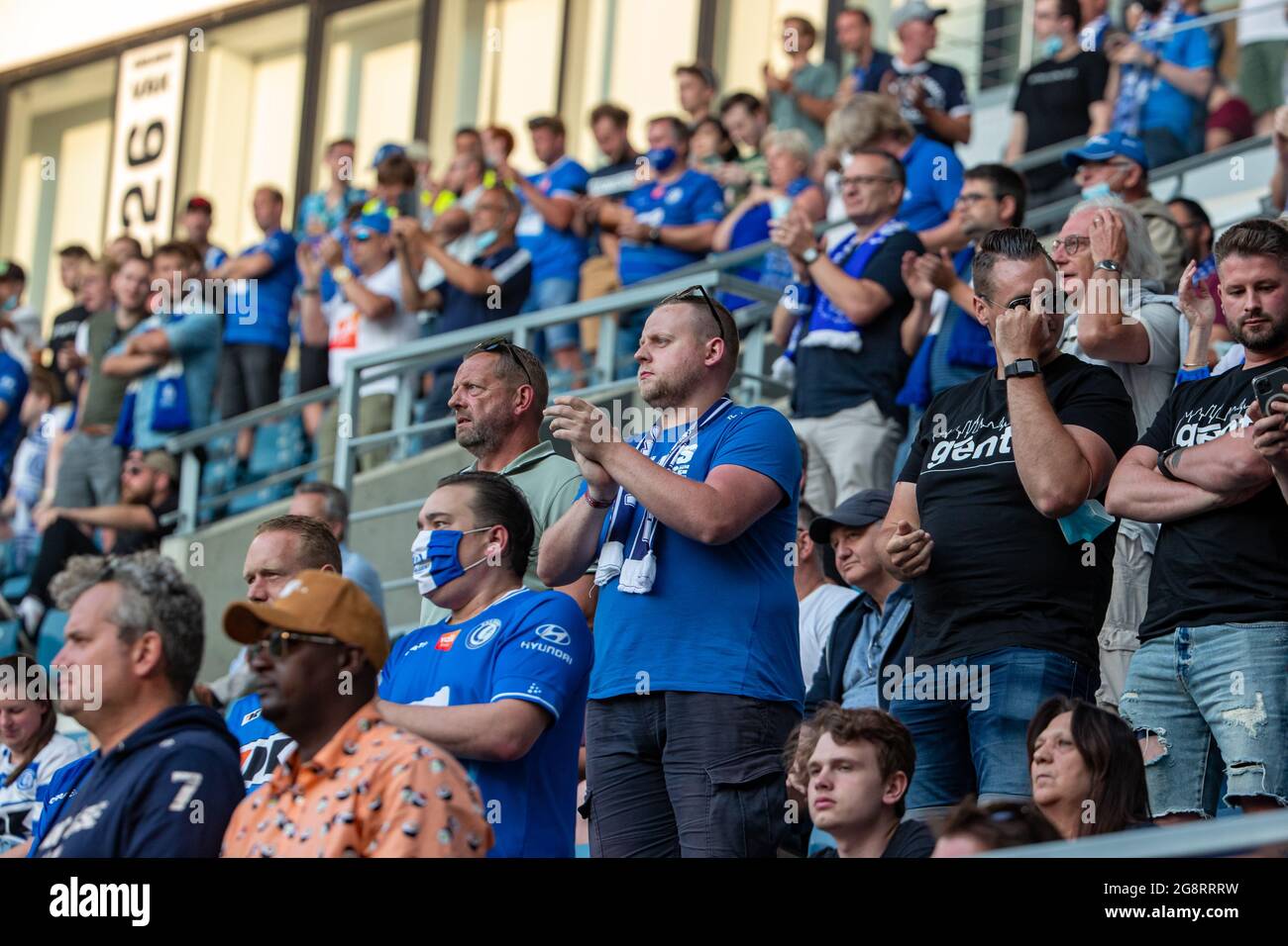 I tifosi di Gent hanno raffigurato durante un secondo turno di qualificazione per la Conference League, la terza competizione europea, tra Jupiler Pro Foto Stock