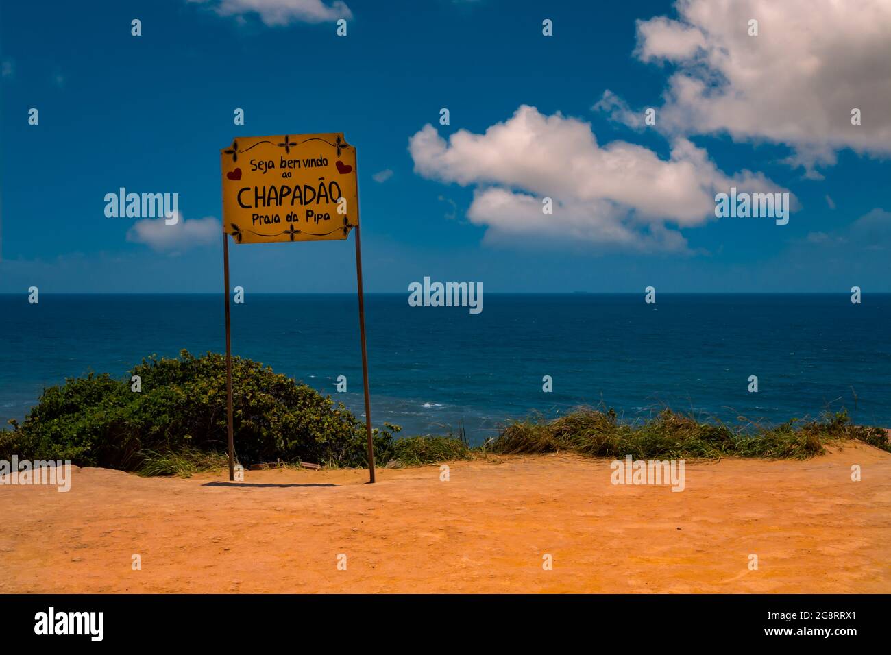 Cartello Di Benvenuto Per La Spiaggia 'chapadao'. Cartello Indicativo Accanto Alla Scogliera Luogo Turistico Per Le Fotografie Image435700105