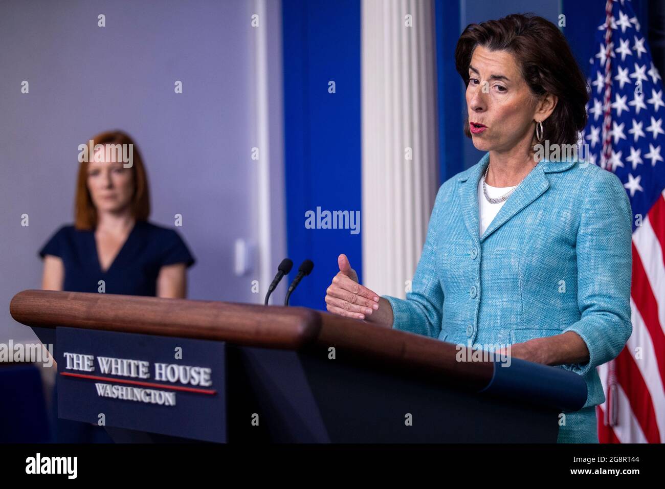 Il Segretario del Commercio Gina Raimondo ha espresso le sue osservazioni durante il briefing quotidiano alla Casa Bianca di Washington, DC, USA, 22 luglio 2021. Il Segretario al Commercio Gina Raimondo ha annunciato che l'Amministrazione per lo sviluppo economico (EDA) del Dipartimento del Commercio "attuerà una serie di programmi, denominati collettivamente "investire nelle Comunità americane", Investire equamente i 3 miliardi di dollari ricevuti dall'American Rescue Plan Act del Presidente Biden per aiutare le comunità di tutto il paese a ricostruire meglio.'Credit: Shawn Thew/Pool via CNP /MediaPunch Foto Stock