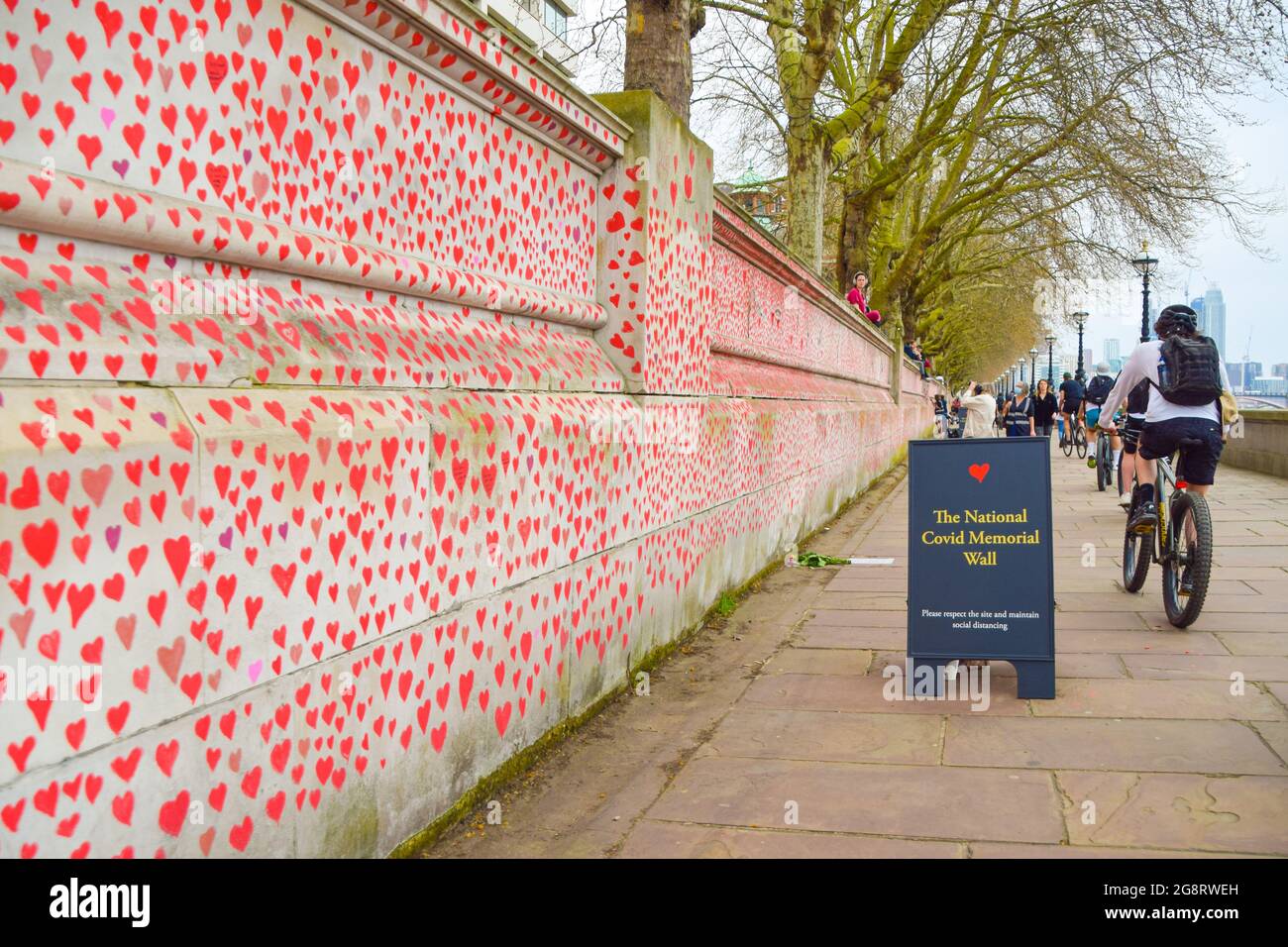 Cuori rossi sul National Covid Memorial Wall. Quasi 150,000 cuori sono stati dipinti da volontari, uno per ogni vittima Covid-19 nel Regno Unito fino ad oggi, sul muro fuori St Thomas' Hospital di fronte al Parlamento. Londra, Regno Unito marzo 2021. Foto Stock