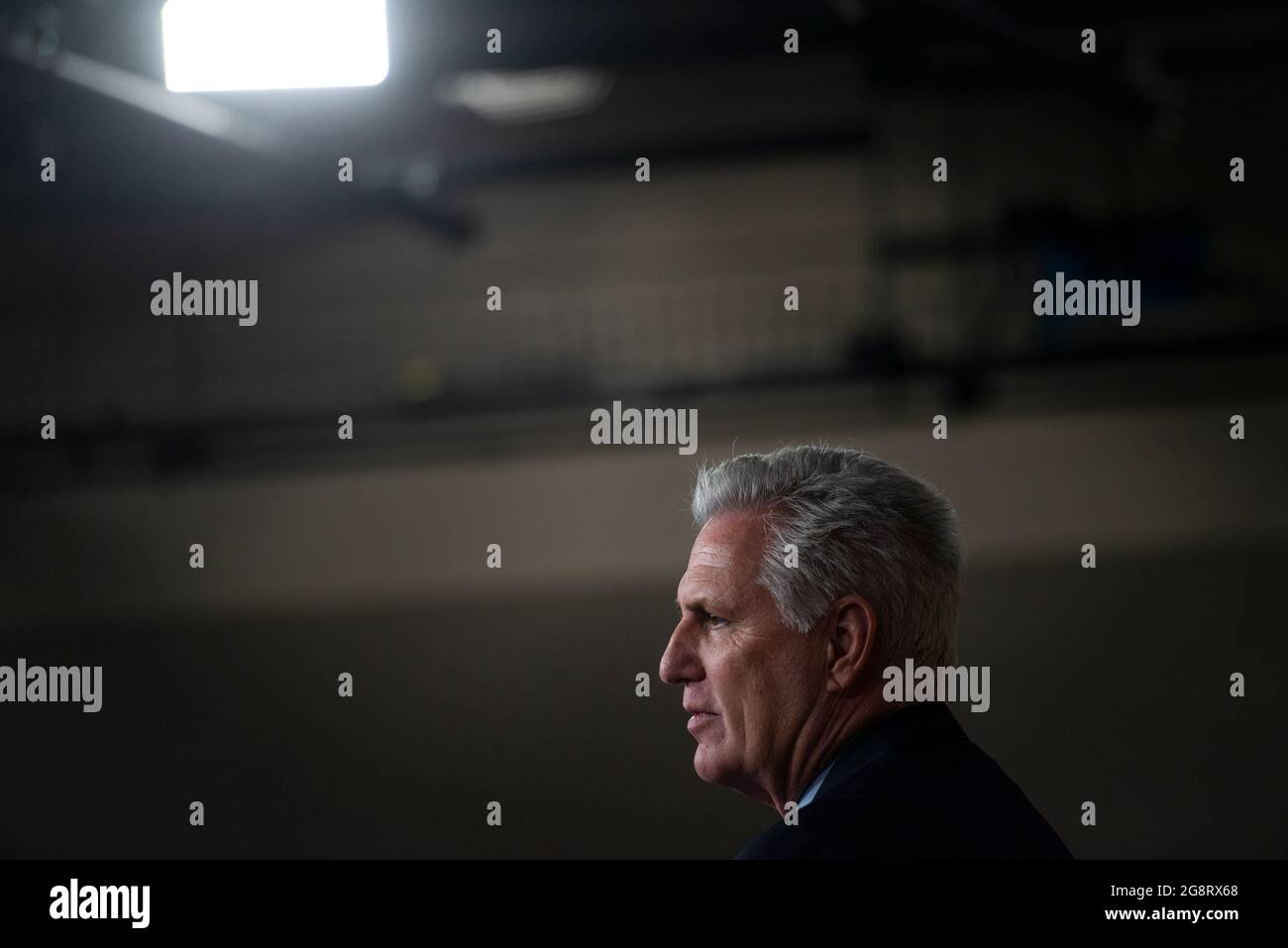 Il leader delle minoranze della Camera degli Stati Uniti Kevin McCarthy (repubblicano della California) offre commenti durante la sua conferenza stampa settimanale al Campidoglio degli Stati Uniti a Washington, DC, giovedì 22 luglio 2021. Credito: Rod Lamkey/CNP Foto Stock