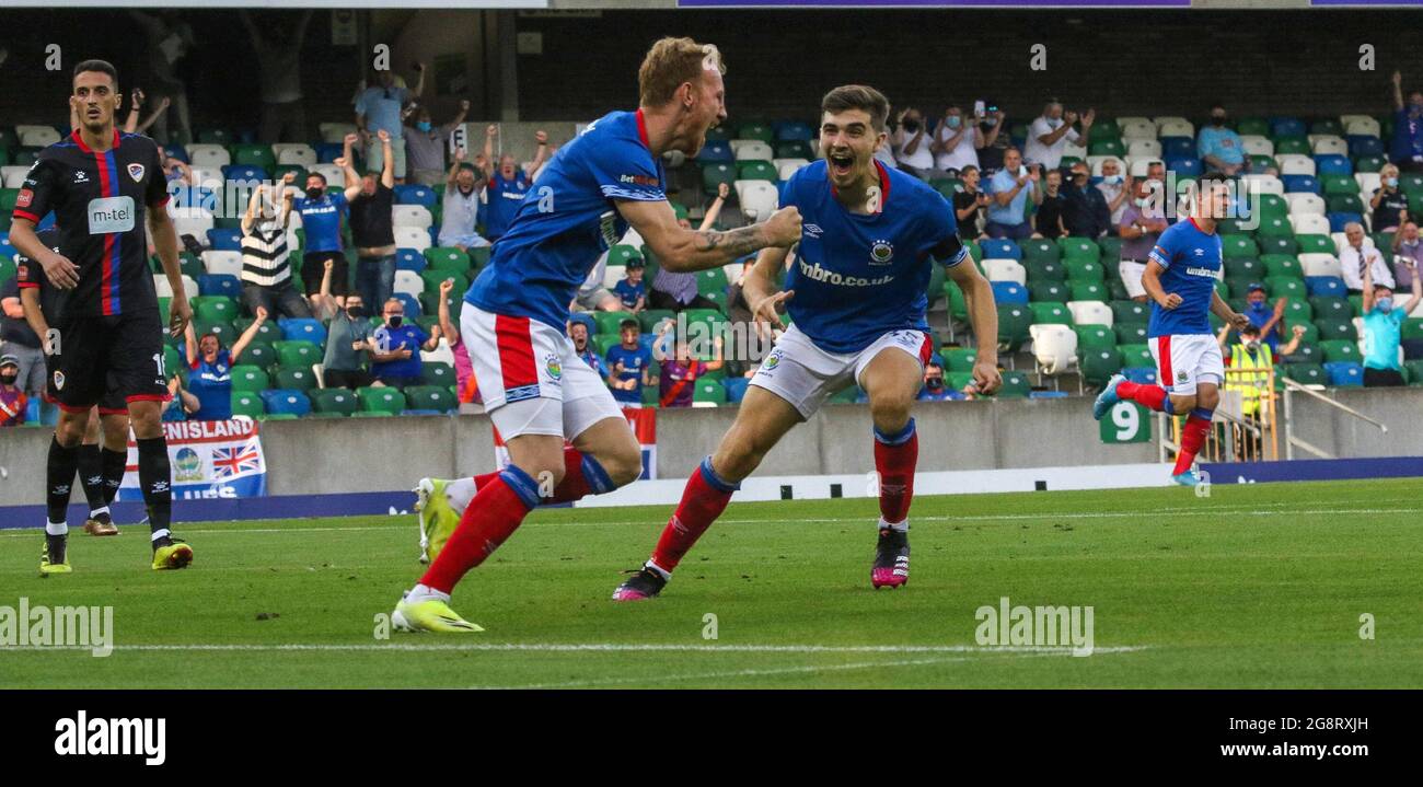 Windsor Park, Belfast, Irlanda del Nord, Regno Unito. 22 luglio 2021. UEFA Europa Conference League, secondo turno di qualificazione (prima tappa) - Linfield contro FK Borac Banja Luka. Azione della partita di stasera al Windsor Park (Linfield in blu). Michael Newberry (4) celebra il suo obiettivo. Credit: CAZIMB/Alamy Live News. Foto Stock