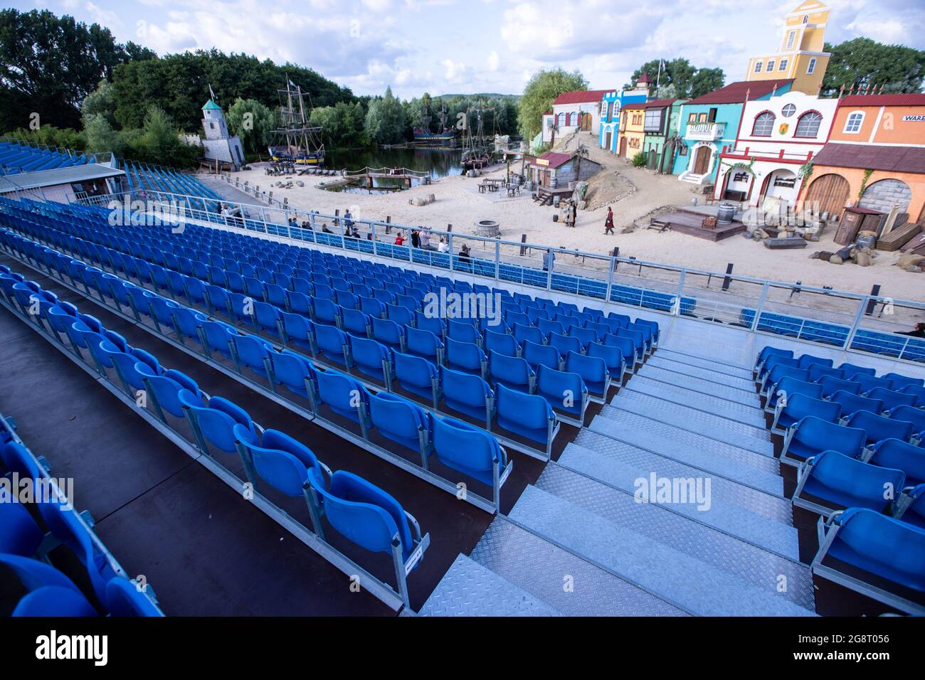 19 luglio 2021, Meclemburgo-Pomerania occidentale, Grevesmühlen: La nuova tribuna si trova di fronte al palco all'aperto durante una rassegna stampa dell'attuale produzione "A Kingdom before the Wind". The Pirate Open Air inizia su 23.07.2021 con la prima d'azione della stagione. Fino al 18.09.2021 sono previsti 50 spettacoli, ciascuno con 1,000 visitatori. Foto: Jens Büttner/dpa-Zentralbild/ZB Foto Stock