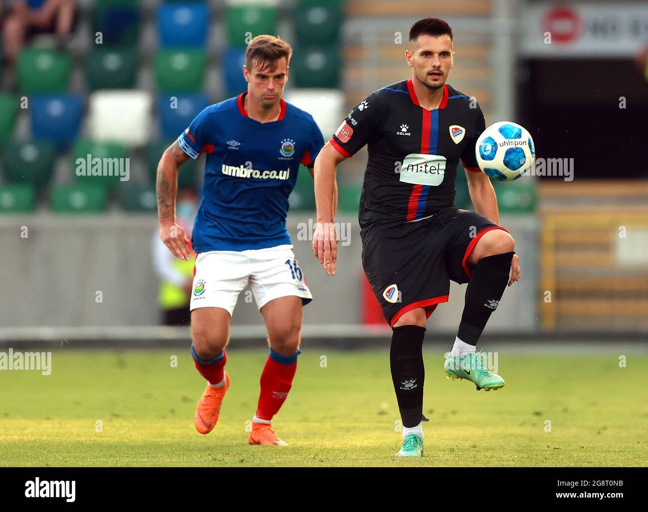 Matthew Clarke di Linfield (a sinistra) e Goran Zakaric di Borac Banja Luka combattono per la palla durante la seconda manche di qualificazione della UEFA Europa Conference League, prima tappa al Windsor Park di Belfast. Data immagine: Giovedì 22 luglio 2021. Foto Stock