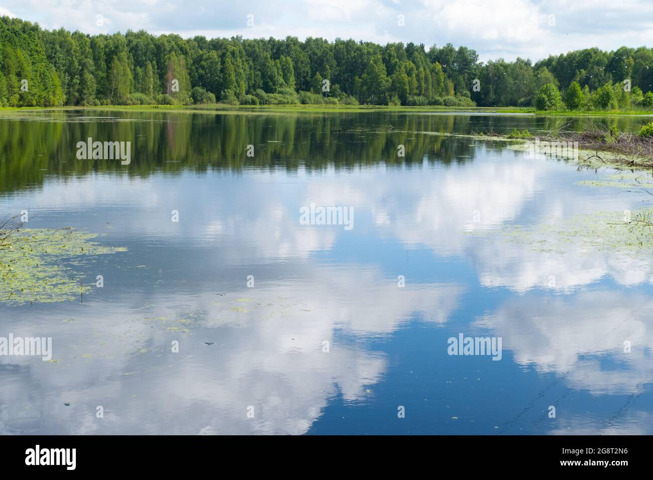 Riflesso del cielo nel lago nell'estate 2021 Foto Stock