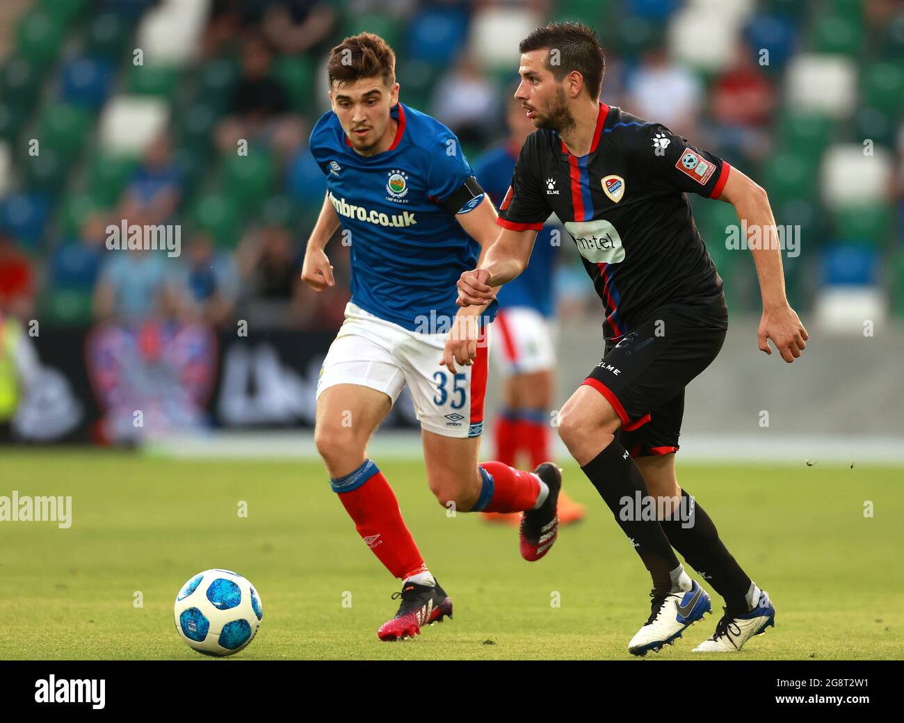 Cameron Palmer di Linfield (a sinistra) e la battaglia Dino Coric di Borac Banja Luka per la palla durante la seconda manche di qualificazione della UEFA Europa Conference League, prima tappa al Windsor Park di Belfast. Data immagine: Giovedì 22 luglio 2021. Foto Stock