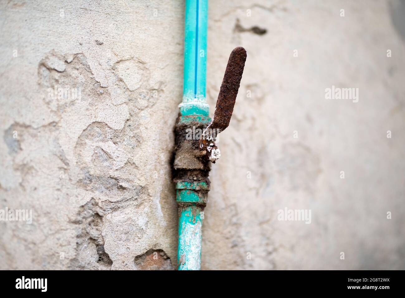 Rubinetto d'acqua in metallo grunge. Ferro arrugginito controllo valvola acqua fegato maneggiato. Foto Stock