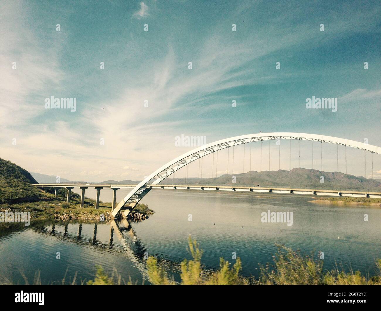 Paesaggio del lago Theodore Roosevelt con un ponte su di esso negli Stati Uniti Foto Stock