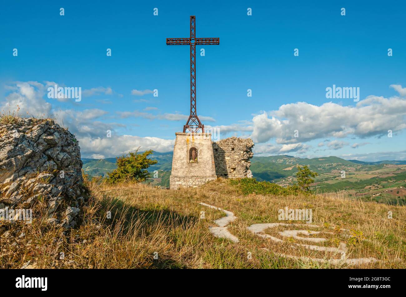 Croce in cima al Roccione di Pennabilli in Emilia Romagna, Italia settentrionale Foto Stock