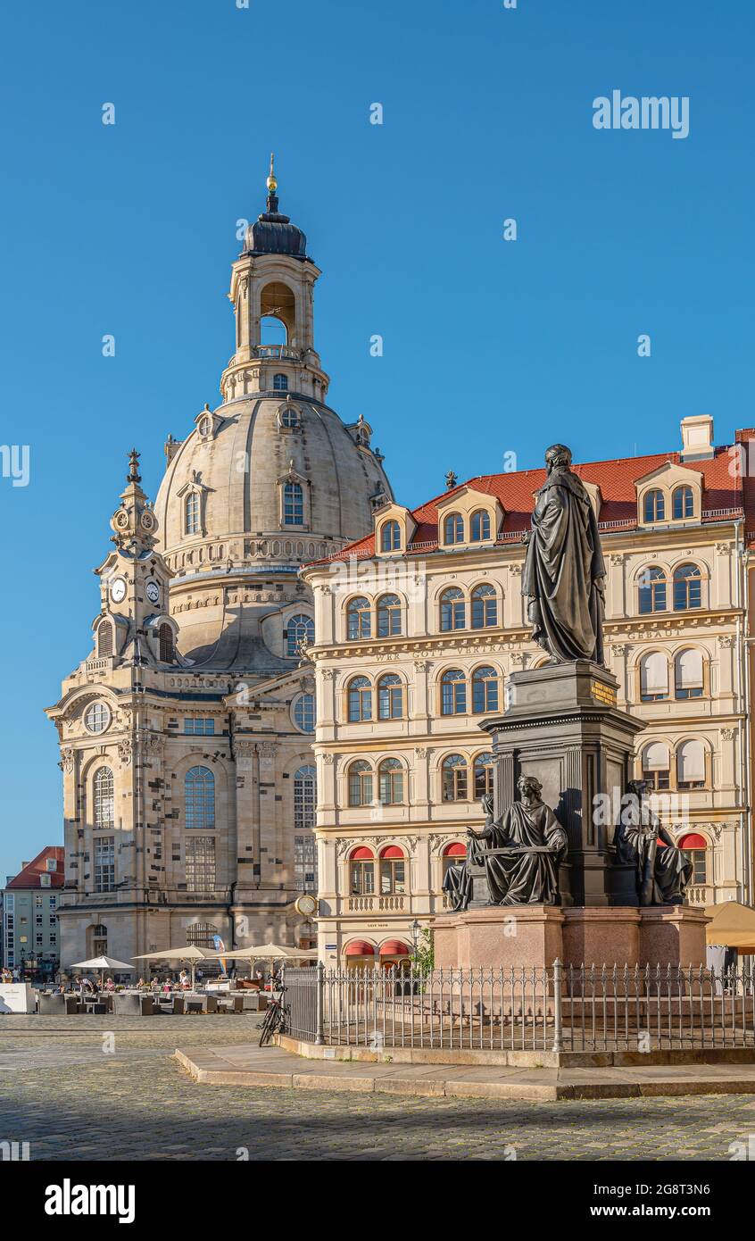 Chiesa di nostra Signora, Frauenkirche, e statua Friedrich agosto II Re di Sassonia in piazza Neumarkt a Dresda, Sassonia, Germania Foto Stock