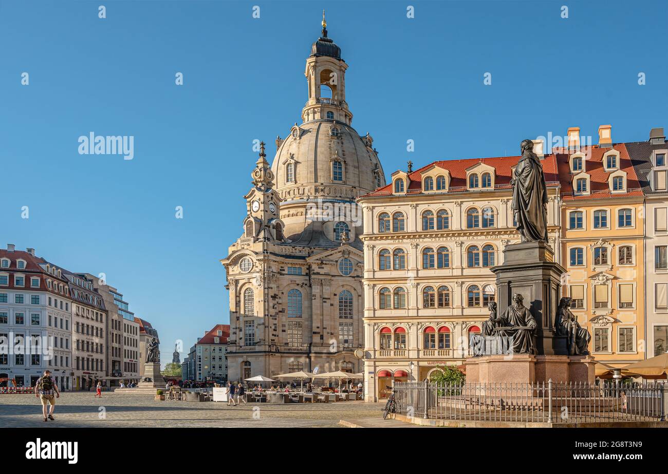 Chiesa di nostra Signora, Frauenkirche, e statua Friedrich agosto II Re di Sassonia in piazza Neumarkt a Dresda, Sassonia, Germania Foto Stock