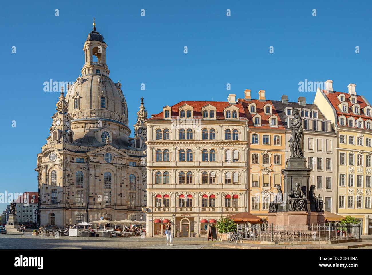 Chiesa di nostra Signora, Frauenkirche, e statua Friedrich agosto II Re di Sassonia in piazza Neumarkt a Dresda, Sassonia, Germania Foto Stock