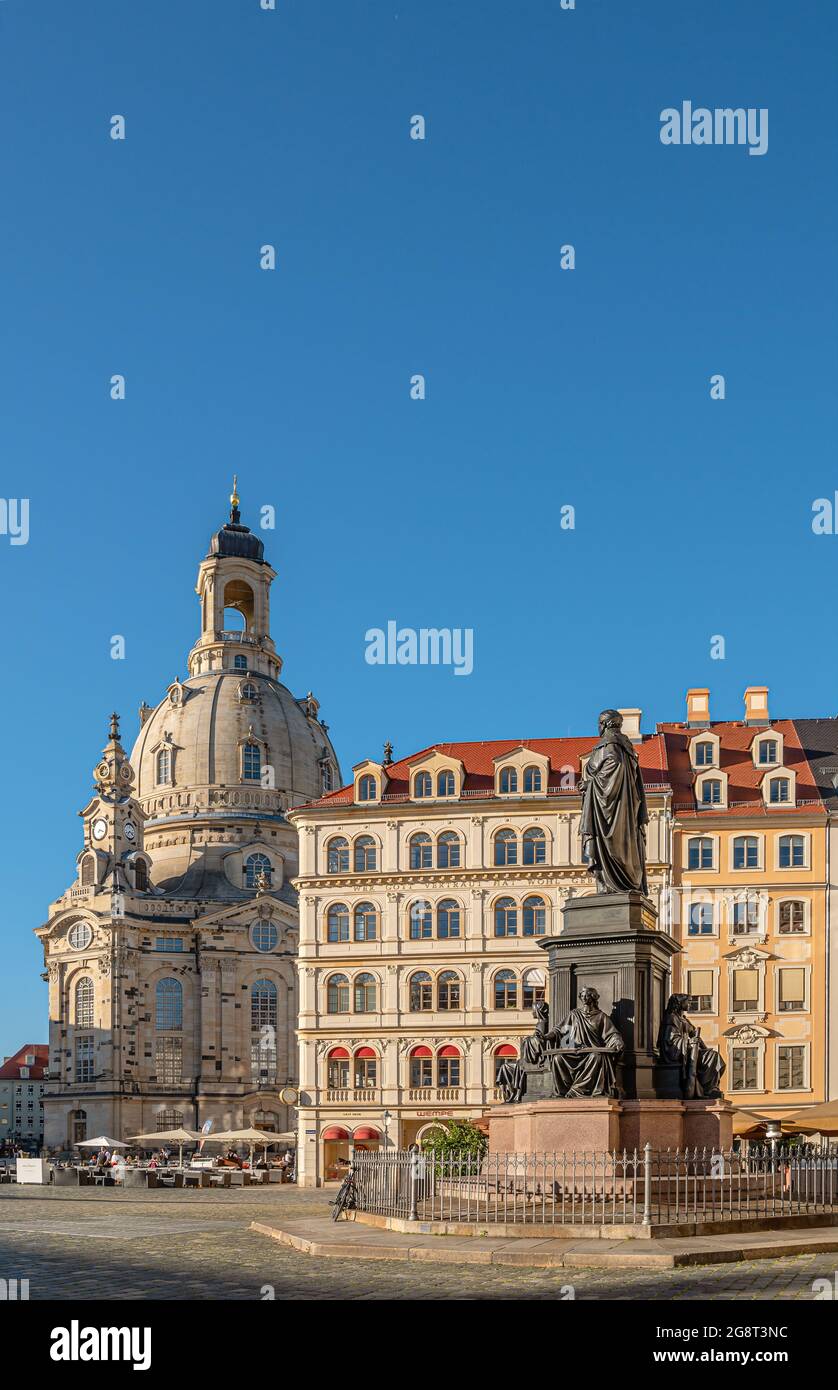 Chiesa di nostra Signora, Frauenkirche, e statua Friedrich agosto II Re di Sassonia in piazza Neumarkt a Dresda, Sassonia, Germania Foto Stock