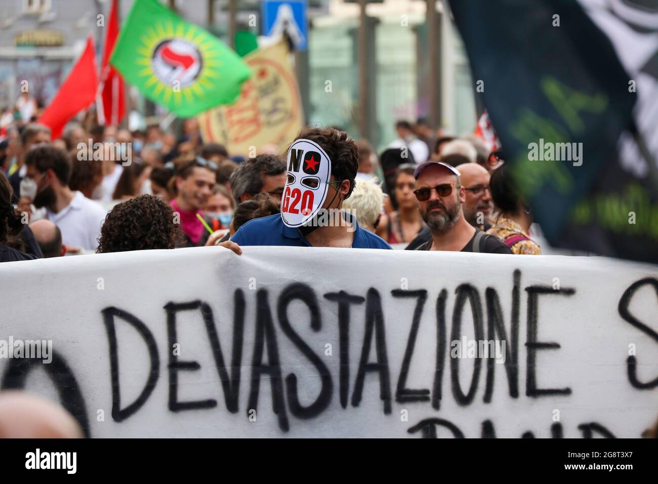 Napoli, Italia. 21 luglio 2021. 07/22/2021 Napoli, processione di protesta contro il G20 di Napoli, partenza da Piazza Dante Alighieri e destinazione Palazzo reale dove si trovano i ministri dell'ambiente del mondo (Credit Image: © Fabio Sasso/ZUMA Press Wire) Credit: ZUMA Press, Inc./Alamy Live News Foto Stock