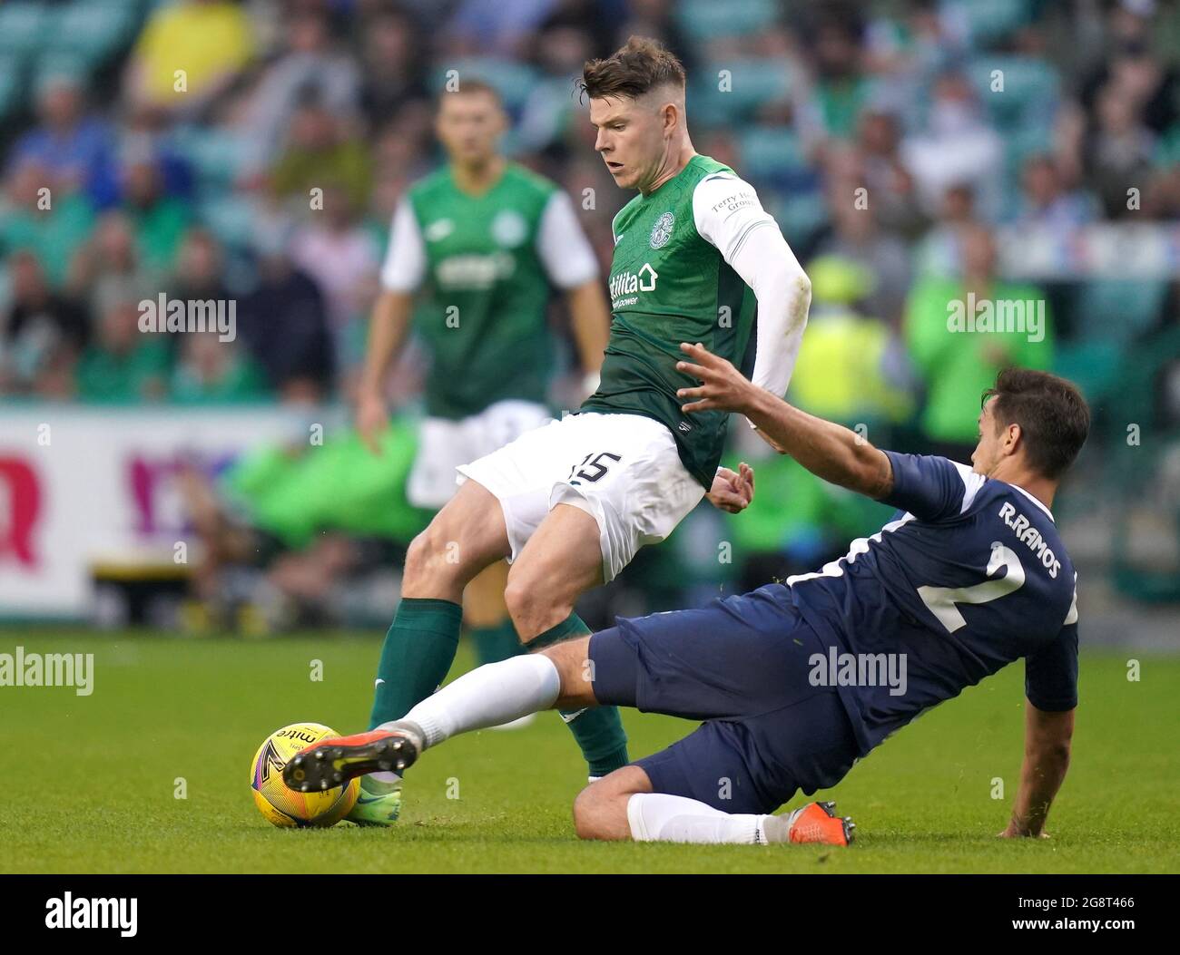 Robert Ramos (a destra) di Santa Coloma fouls Josh Doig di Hibernian e solleva una seconda carta gialla e la conseguente carta rossa durante il secondo turno di qualificazione della UEFA Europa Conference League, prima partita a Easter Road, Edimburgo. Data immagine: Giovedì 22 luglio 2021. Foto Stock