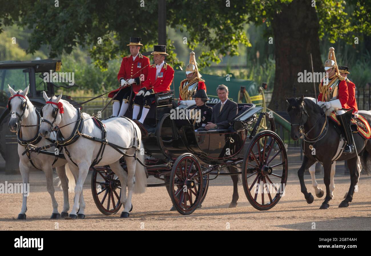 Horse Guards Parade, Londra, Regno Unito. 22 luglio 2021. HRH i principi reali, Colonnello dei Blues e dei reali, arriva alla Parata delle Guardie a Cavallo in carrozza scortata dai membri del reggimento montato dalla Casa Cavalleria per un ricevimento prima di partecipare più tardi alla Sword e alla Musica militare della Corona spettacolare. È accompagnata dal marito Timothy Laurence. Credit: Malcolm Park/Alamy Live News. Foto Stock