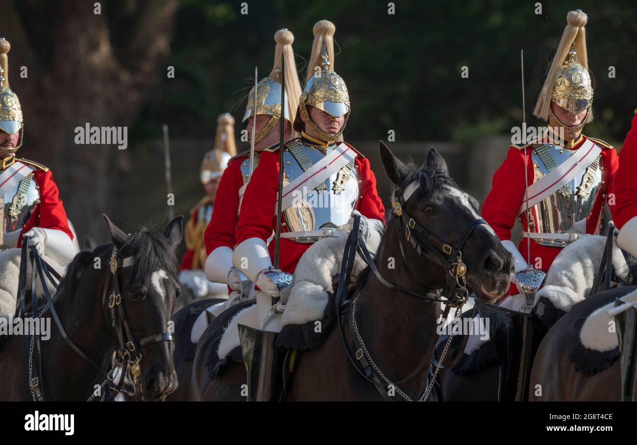 Horse Guards Parade, Londra, Regno Unito. 22 luglio 2021. HRH i principi reali, Colonnello dei Blues e dei reali, arriva alla Parata delle Guardie a Cavallo in carrozza scortata dai membri del reggimento montato dalla Casa Cavalleria per un ricevimento prima di partecipare più tardi alla Sword e alla Musica militare della Corona spettacolare. È accompagnata dal marito Timothy Laurence. Credit: Malcolm Park/Alamy Live News. Foto Stock