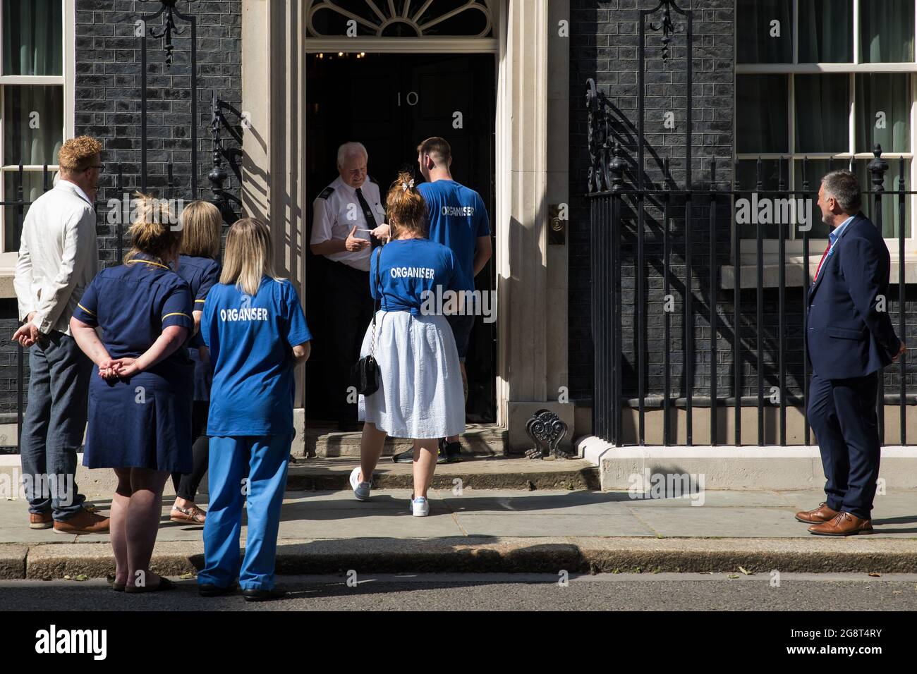 Londra, Regno Unito. 20 luglio 2021. L'infermiera del Galles del NHS Matthew Tovey presenta la sua petizione NHSPay15 firmata da oltre 800,000 persone che chiedono un aumento salariale del 15% per i lavoratori del NHS a 10 Downing Street, accompagnati dai deputati Jeremy Corbyn, Lloyd Russell-Moyle e Ian Byrne e da altri attivisti. Al momento della presentazione della petizione, si credeva che il governo si preparasse ad offrire ai lavoratori della NHS un aumento retributivo del 3% nella "conoscenza dell'impatto unico della pandemia sull'NHS". Credit: Mark Kerrison/Alamy Live News Foto Stock