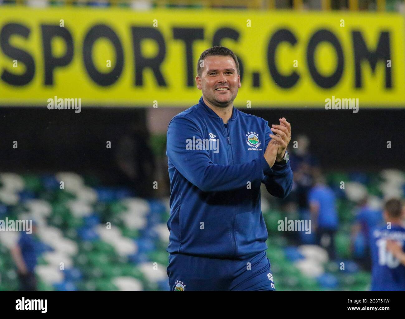 Windsor Park, Belfast, Irlanda del Nord, Regno Unito. 22 luglio 2021. UEFA Europa Conference League, secondo turno di qualificazione (prima tappa) - Linfield contro FK Borac Banja Luka. Azione della partita di stasera al Windsor Park (Linfield in blu). Una notte fantastica per il manager di Linfield David Healy. Credit: CAZIMB/Alamy Live News. Foto Stock