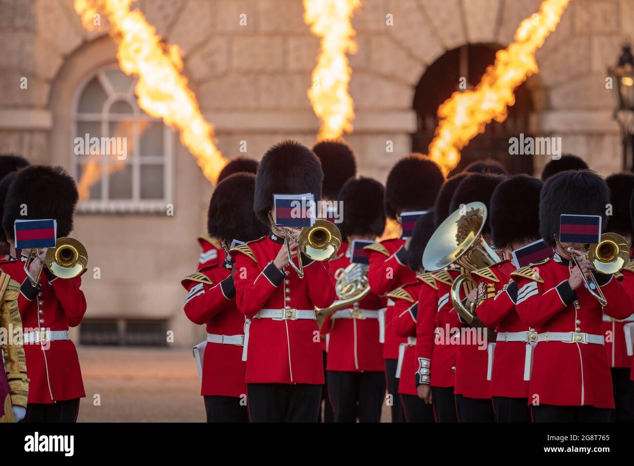 Horse Guards Parade, Londra, Regno Unito. 22 luglio 2021. Le bande massaggiate della Household Division suonano una selezione grande e popolare di James Bond 007 (arr. Shelton & A. Barras) accompagnato da pirotecnica di fondo alla Spada e la Crown Military Music Spectacular. Credit: Malcolm Park/Alamy Live News. Foto Stock