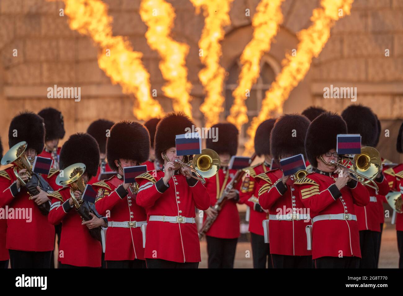 Horse Guards Parade, Londra, Regno Unito. 22 luglio 2021. Le bande massaggiate della Household Division suonano una selezione grande e popolare di James Bond 007 (arr. Shelton & A. Barras) accompagnato da pirotecnica di fondo alla Spada e la Crown Military Music Spectacular. Credit: Malcolm Park/Alamy Live News. Foto Stock