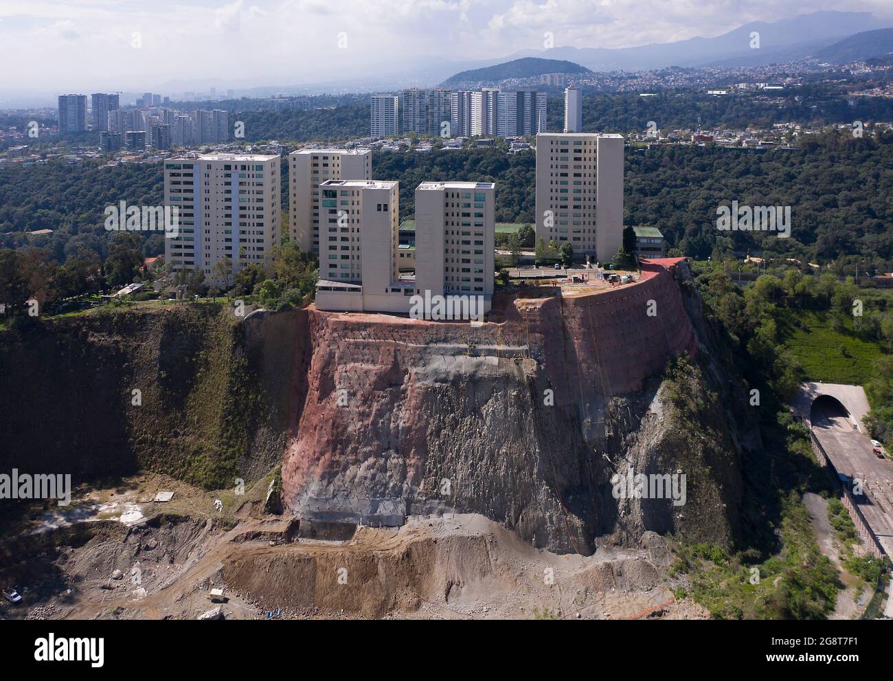 Alti edifici arroccati sopra la parete rocciosa rinforzata di Santa Fe, Città del Messico, Messico Foto Stock