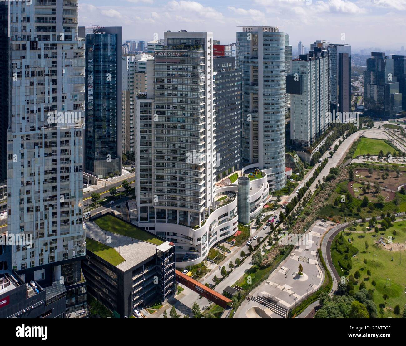 Edifici alti e moderni sul Paseo de los Arquitectos, Santa Fe, Città del Messico, Messico Foto Stock