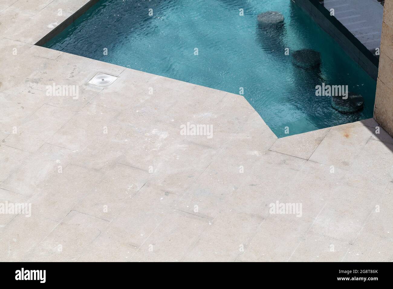 Angoli vuoti del bar della piscina, foto di sfondo dell'architettura minima Foto Stock