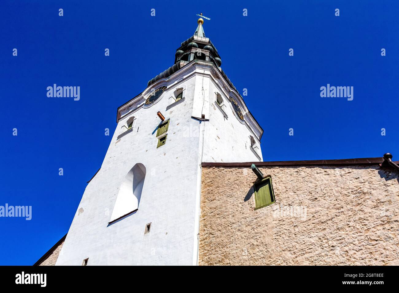 Facciata della torre bianca della cattedrale a cupola, la più antica chiesa di Tallinn, Estonia, Europa orientale Foto Stock