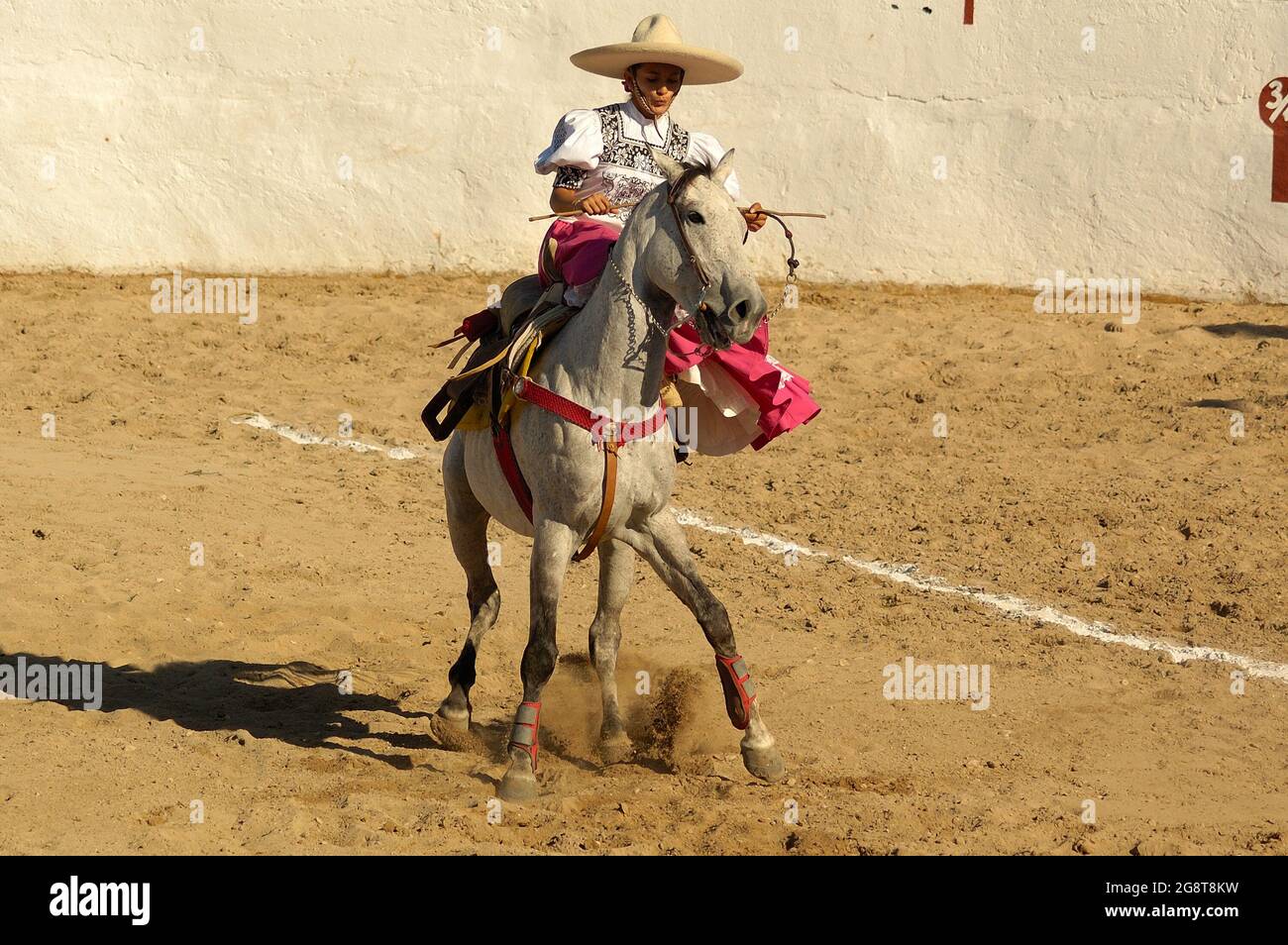 18 marzo 2017 - Merida, Yucatan, Messico. Concorso 'Escaramuza' ad un 'Lienzo Charro'. Escaramuza è una parte sportiva solo per ragazze della Charreria messicana Foto Stock