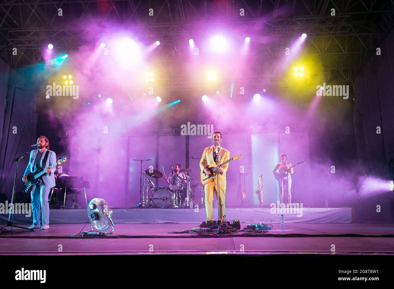 Colapesce e Dimartino si esibiscono dal vivo a Torino durante il festival dei fiori Foto Stock