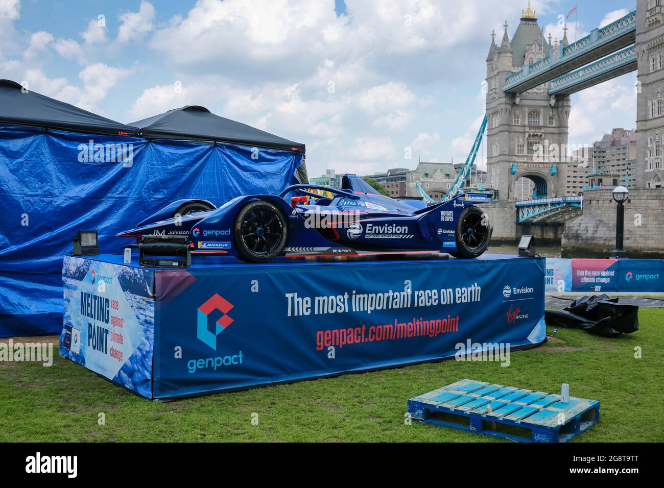 Londra, Regno Unito. 21 Jul 2021. La SCULTURA DI GHIACCIO DELLA Formula e SI trova accanto all'auto Virgin Racing al Tower Bridge. Azione sul cambiamento climatico credito: Waldemar Sikora Foto Stock