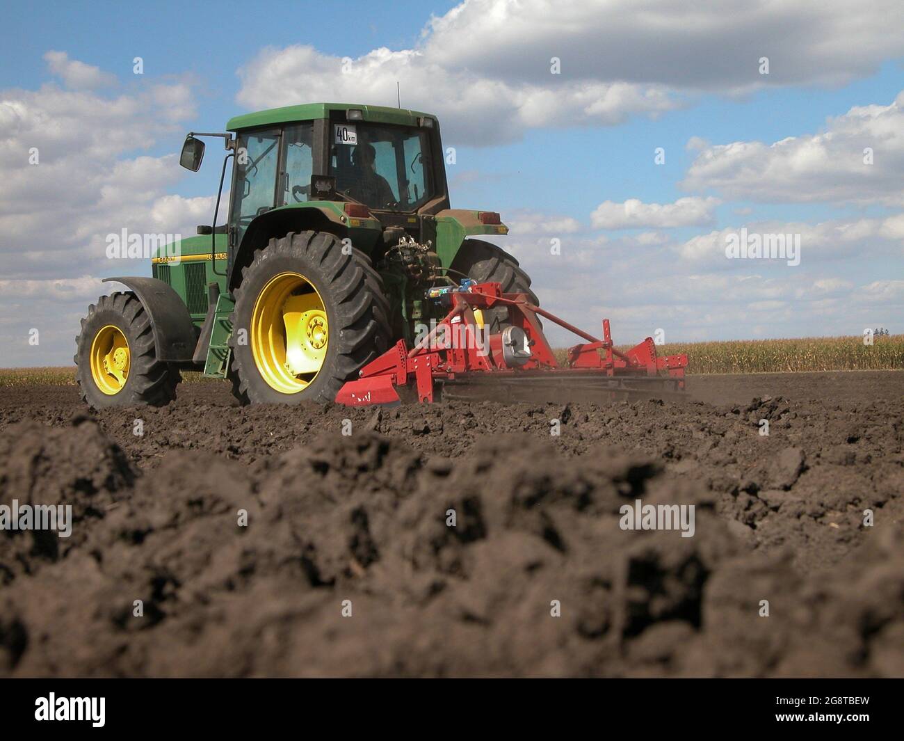 Trattore con erpice orbitale al lavoro in un campo , Austria Foto Stock