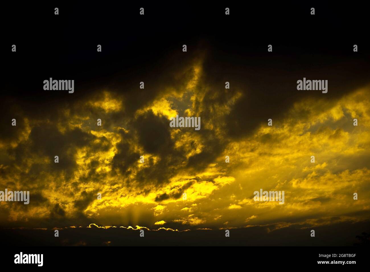 Tramonto con cielo nuvoloso, Germania Foto Stock