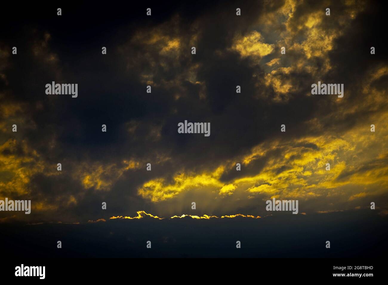 Tramonto con cielo nuvoloso, Germania Foto Stock