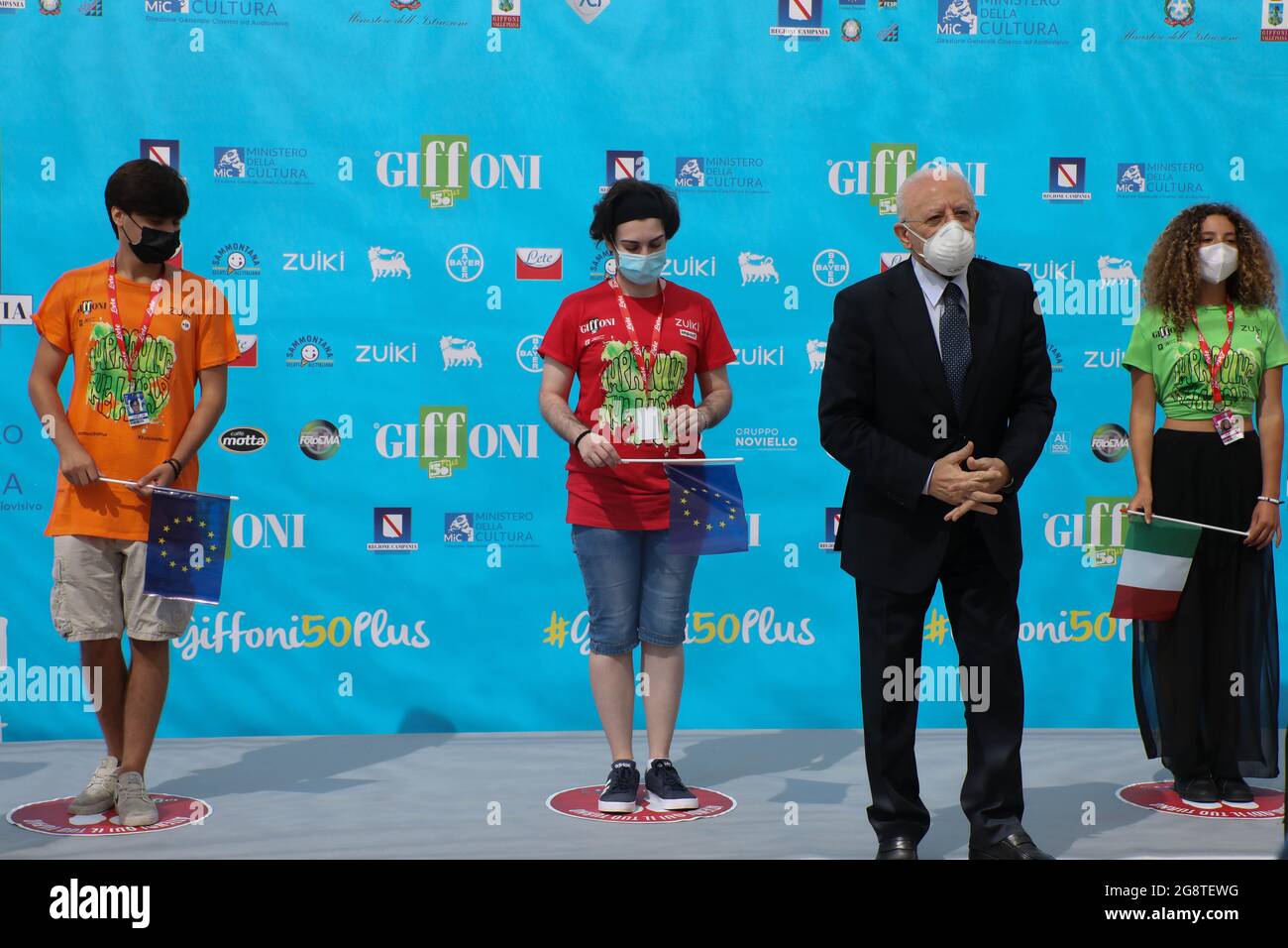 Salerno, Salerno, Italia. 21 luglio 2021. Vincenzo De Luca, Governatore della Campania, si pone con giovani giurati durante la cerimonia di apertura della 50a edizione del Giffoni Film Festival. Il pubblico e i giurati, interamente composti da giovani, devono seguire rigorosi protocolli COVID. De Luca ha sottolineato l'importanza di coltivare la cultura anche durante una pandemia. (Credit Image: © Paola desiderio/ZUMA Press Wire) Foto Stock