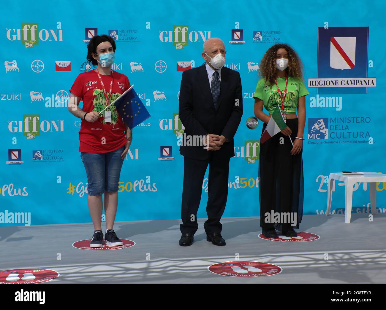 Salerno, Salerno, Italia. 21 luglio 2021. Vincenzo De Luca, Governatore della Regione Campania, si è Unito ai rappresentanti della giovane delegazione di giurati e di udienza per aprire la 50a edizione del Giffoni Film Festival. Ha sottolineato l'importanza di mantenere viva la cultura anche ai tempi del COVID. Il festival prende il via con rigorosi protocolli COVID, a causa di un aumento dei casi registrati in Italia. (Credit Image: © Paola desiderio/ZUMA Press Wire) Foto Stock
