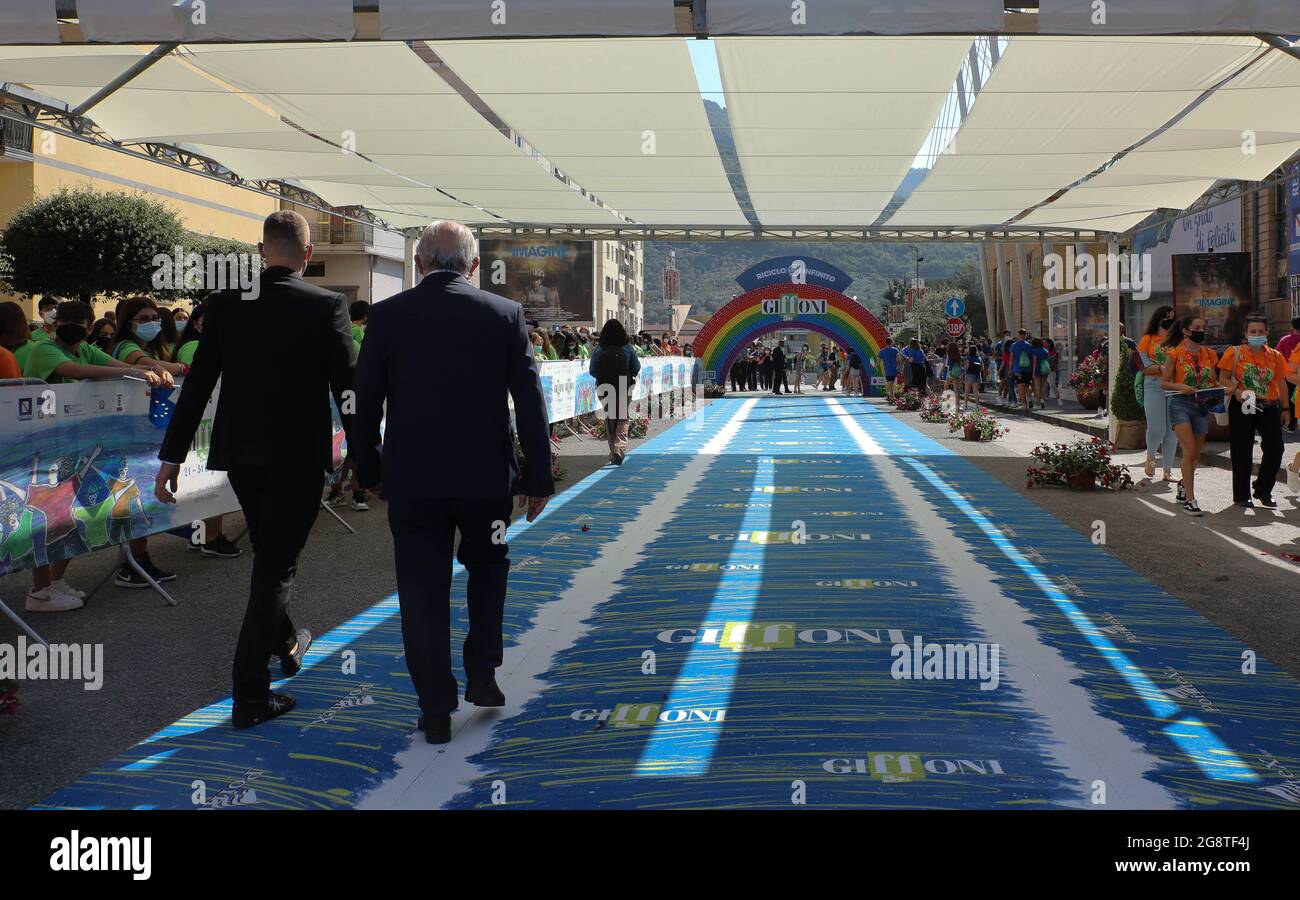 Salerno, Salerno, Italia. 21 luglio 2021. Claudio Guditosi, direttore del Giffoni Film Festival, controlla i giovani e ricorda loro l'importanza di rispettare i protocolli COVID prima che inizi la cerimonia di apertura della 50a edizione del Giffoni Film Festival. (Credit Image: © Paola desiderio/ZUMA Press Wire) Foto Stock