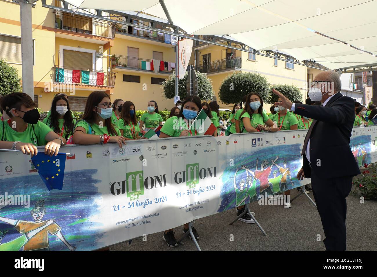 Salerno, Salerno, Italia. 21 luglio 2021. La direttrice del Giffoni Film Festival Claudio Guditosi, ricorda ai giovani partecipanti l'imporenza dei rigidi protocolli COVID adottati durante i festival, pochi minuti prima dell'inizio della 50a edizione del Giffoni Film Festival. (Credit Image: © Paola desiderio/ZUMA Press Wire) Foto Stock