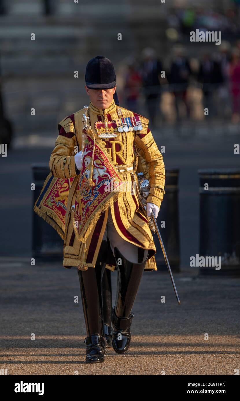 Horse Guards Parade, Londra, Regno Unito. 22 luglio 2021. Ultima serata dello spettacolare musical militare The Sword & the Crown in Horse Guards Parade, l'ultima di 3 notti di pubblico apparizione delle bande massaggiate della Divisione Household dal giugno 2019. Immagine: Quattro trombettieri dello Stato della Band of the Household Cavallry arrivano indossando le loro distintive giacche intrecciate in oro. Credit: Malcolm Park/Alamy Live News. Foto Stock