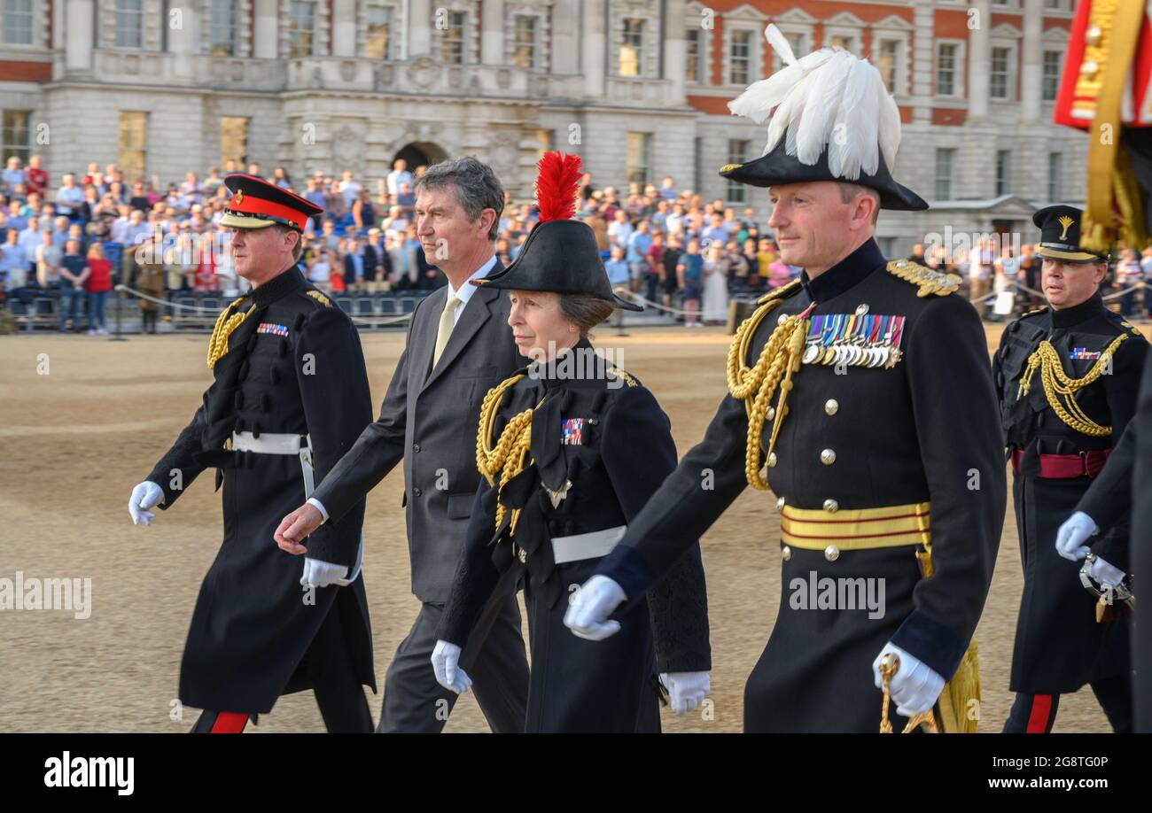 Horse Guards Parade, Londra, Regno Unito. 22 luglio 2021. Ultima serata dello spettacolare musical militare The Sword & the Crown in Horse Guards Parade, l'ultima di 3 notti di pubblico apparizione delle bande massaggiate della Divisione Household dal giugno 2019. Immagine: HRH la Principessa reale, Colonnello dei Blues e Royals, arriva a prendere il saluto. Credit: Malcolm Park/Alamy Live News. Foto Stock